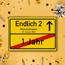Laden Sie das Bild in den Galerie-Viewer, 2. Geburtstag Ortsschild personalisiert 2 Jahre Deko Jahrgang 2024 personalisiertes Geschenk lustig