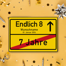 Laden Sie das Bild in den Galerie-Viewer, 8. Geburtstag Ortsschild personalisiert 8 Jahre Deko Jahrgang 2018 personalisiertes Geschenk lustig