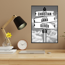 Laden Sie das Bild in den Galerie-Viewer, Personalisiertes Familienposter Straßenschild – Wegweiser Design mit Namen & Geburtsdaten – Wandbild personalisiert – Geschenk für Familie, Eltern, Mama & Papa