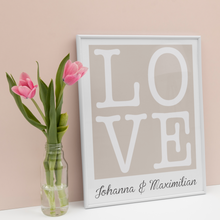Laden Sie das Bild in den Galerie-Viewer, LOVE Partner Poster Personalisiert mit Namen Geschenk zur Hochzeit Poster für Paare Verlobte Hochzeitsgeschenk