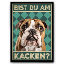 Laden Sie das Bild in den Galerie-Viewer, Englische Bulldogge - Bist du am Kacken? Hunde Poster Badezimmer Gästebad Wandbild Klo Toilette Dekoration Lustiges Gäste-WC Bild DIN A4
