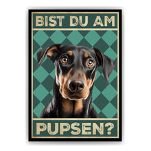 Laden Sie das Bild in den Galerie-Viewer, Dobermann - Bist du am Pupsen? Hunde Poster Badezimmer Gästebad Wandbild Klo Toilette Dekoration Lustiges Gäste-WC Bild DIN A4