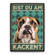Laden Sie das Bild in den Galerie-Viewer, Englische Bulldogge - Bist du am Kacken? Hunde Poster Badezimmer Gästebad Wandbild Klo Toilette Dekoration Lustiges Gäste-WC Bild DIN A4
