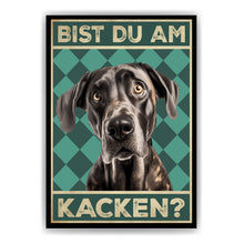 Laden Sie das Bild in den Galerie-Viewer, Deutsche Dogge - Bist du am Kacken? Hunde Poster Badezimmer Gästebad Wandbild Klo Toilette Dekoration Lustiges Gäste-WC Bild DIN A4