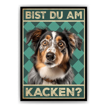 Laden Sie das Bild in den Galerie-Viewer, Australian Shepherd - Bist du am Kacken? Hunde Poster Badezimmer Gästebad Wandbild Klo Toilette Dekoration Lustiges Gäste-WC Bild DIN A4