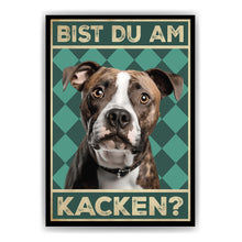 Laden Sie das Bild in den Galerie-Viewer, American Staffordshire Terrier - Bist du am Kacken? Hunde Poster Badezimmer Gästebad Wandbild Klo Toilette Dekoration Lustiges Gäste-WC Bild DIN A4
