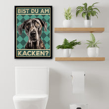 Laden Sie das Bild in den Galerie-Viewer, Deutsche Dogge - Bist du am Kacken? Hunde Poster Badezimmer Gästebad Wandbild Klo Toilette Dekoration Lustiges Gäste-WC Bild DIN A4
