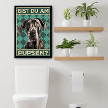 Laden Sie das Bild in den Galerie-Viewer, Deutsche Dogge - Bist du am Pupsen? Hunde Poster Badezimmer Gästebad Wandbild Klo Toilette Dekoration Lustiges Gäste-WC Bild DIN A4