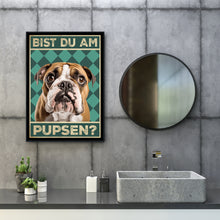 Laden Sie das Bild in den Galerie-Viewer, Englische Bulldogge - Bist du am Pupsen? Hunde Poster Badezimmer Gästebad Wandbild Klo Toilette Dekoration Lustiges Gäste-WC Bild DIN A4
