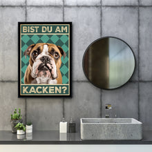 Laden Sie das Bild in den Galerie-Viewer, Englische Bulldogge - Bist du am Kacken? Hunde Poster Badezimmer Gästebad Wandbild Klo Toilette Dekoration Lustiges Gäste-WC Bild DIN A4