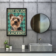 Laden Sie das Bild in den Galerie-Viewer, Yorkshire Terrier - Bist du am Kacken? Hunde Poster Badezimmer Gästebad Wandbild Klo Toilette Dekoration Lustiges Gäste-WC Bild DIN A4