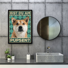 Laden Sie das Bild in den Galerie-Viewer, Akita Inu - Bist du am Pupsen? Hunde Poster Badezimmer Gästebad Wandbild Klo Toilette Dekoration Lustiges Gäste-WC Bild DIN A4