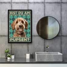 Laden Sie das Bild in den Galerie-Viewer, Goldendoodle - Bist du am Pupsen? Hunde Poster Badezimmer Gästebad Wandbild Klo Toilette Dekoration Lustiges Gäste-WC Bild DIN A4