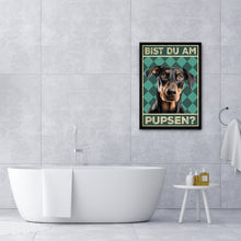 Laden Sie das Bild in den Galerie-Viewer, Dobermann - Bist du am Pupsen? Hunde Poster Badezimmer Gästebad Wandbild Klo Toilette Dekoration Lustiges Gäste-WC Bild DIN A4