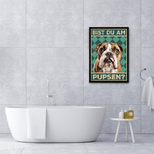 Laden Sie das Bild in den Galerie-Viewer, Englische Bulldogge - Bist du am Pupsen? Hunde Poster Badezimmer Gästebad Wandbild Klo Toilette Dekoration Lustiges Gäste-WC Bild DIN A4