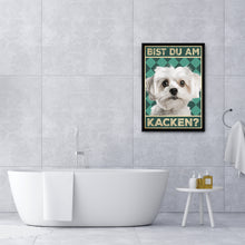 Laden Sie das Bild in den Galerie-Viewer, Malteser - Bist du am Kacken? Hunde Poster Badezimmer Gästebad Wandbild Klo Toilette Dekoration Lustiges Gäste-WC Bild DIN A4