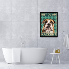 Laden Sie das Bild in den Galerie-Viewer, Englische Bulldogge - Bist du am Kacken? Hunde Poster Badezimmer Gästebad Wandbild Klo Toilette Dekoration Lustiges Gäste-WC Bild DIN A4