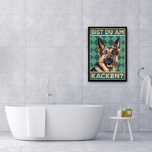Laden Sie das Bild in den Galerie-Viewer, Deutscher Schäferhund - Bist du am Kacken? Hunde Poster Badezimmer Gästebad Wandbild Klo Toilette Dekoration Lustiges Gäste-WC Bild DIN A4