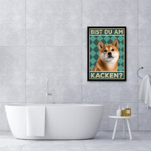 Laden Sie das Bild in den Galerie-Viewer, Shiba Inu - Bist du am Kacken? Hunde Poster Badezimmer Gästebad Wandbild Klo Toilette Dekoration Lustiges Gäste-WC Bild DIN A4