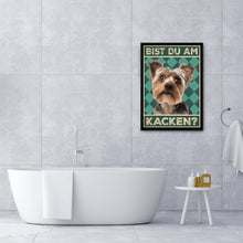 Laden Sie das Bild in den Galerie-Viewer, Yorkshire Terrier - Bist du am Kacken? Hunde Poster Badezimmer Gästebad Wandbild Klo Toilette Dekoration Lustiges Gäste-WC Bild DIN A4