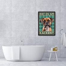 Laden Sie das Bild in den Galerie-Viewer, Boxer - Bist du am Kacken? Hunde Poster Badezimmer Gästebad Wandbild Klo Toilette Dekoration Lustiges Gäste-WC Bild DIN A4