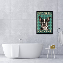 Laden Sie das Bild in den Galerie-Viewer, Boston Terrier - Bist du am Kacken? Hunde Poster Badezimmer Gästebad Wandbild Klo Toilette Dekoration Lustiges Gäste-WC Bild DIN A4
