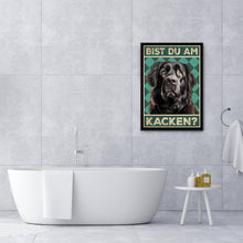 Laden Sie das Bild in den Galerie-Viewer, Neufundländer - Bist du am Kacken? Hunde Poster Badezimmer Gästebad Wandbild Klo Toilette Dekoration Lustiges Gäste-WC Bild DIN A4