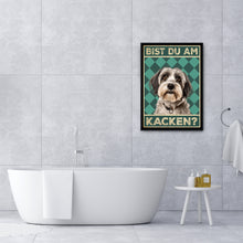 Laden Sie das Bild in den Galerie-Viewer, Tibet Terrier - Bist du am Kacken? Hunde Poster Badezimmer Gästebad Wandbild Klo Toilette Dekoration Lustiges Gäste-WC Bild DIN A4