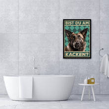 Laden Sie das Bild in den Galerie-Viewer, Belgischer Schäferhund - Bist du am Kacken? Hunde Poster Badezimmer Gästebad Wandbild Klo Toilette Dekoration Lustiges Gäste-WC Bild DIN A4