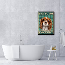 Laden Sie das Bild in den Galerie-Viewer, Cavalier King Charles Spaniel - Bist du am Kacken? Hunde Poster Badezimmer Gästebad Wandbild Klo Toilette Dekoration Lustiges Gäste-WC Bild DIN A4