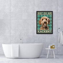Laden Sie das Bild in den Galerie-Viewer, Goldendoodle - Bist du am Kacken? Hunde Poster Badezimmer Gästebad Wandbild Klo Toilette Dekoration Lustiges Gäste-WC Bild DIN A4