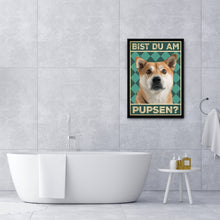 Laden Sie das Bild in den Galerie-Viewer, Akita Inu - Bist du am Pupsen? Hunde Poster Badezimmer Gästebad Wandbild Klo Toilette Dekoration Lustiges Gäste-WC Bild DIN A4