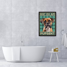 Laden Sie das Bild in den Galerie-Viewer, Boxer - Bist du am Pupsen? Hunde Poster Badezimmer Gästebad Wandbild Klo Toilette Dekoration Lustiges Gäste-WC Bild DIN A4
