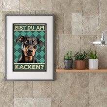 Laden Sie das Bild in den Galerie-Viewer, Dobermann - Bist du am Kacken? Hunde Poster Badezimmer Gästebad Wandbild Klo Toilette Dekoration Lustiges Gäste-WC Bild DIN A4