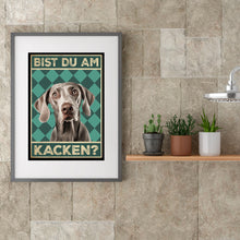Laden Sie das Bild in den Galerie-Viewer, Weimaraner - Bist du am Kacken? Hunde Poster Badezimmer Gästebad Wandbild Klo Toilette Dekoration Lustiges Gäste-WC Bild DIN A4
