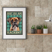 Laden Sie das Bild in den Galerie-Viewer, Boxer - Bist du am Kacken? Hunde Poster Badezimmer Gästebad Wandbild Klo Toilette Dekoration Lustiges Gäste-WC Bild DIN A4