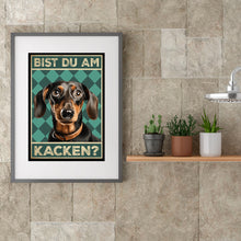 Laden Sie das Bild in den Galerie-Viewer, Dackel - Bist du am Kacken? Hunde Poster Badezimmer Gästebad Wandbild Klo Toilette Dekoration Lustiges Gäste-WC Bild DIN A4