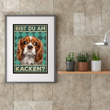 Laden Sie das Bild in den Galerie-Viewer, Cavalier King Charles Spaniel - Bist du am Kacken? Hunde Poster Badezimmer Gästebad Wandbild Klo Toilette Dekoration Lustiges Gäste-WC Bild DIN A4