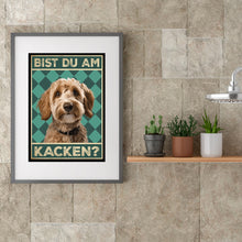 Laden Sie das Bild in den Galerie-Viewer, Goldendoodle - Bist du am Kacken? Hunde Poster Badezimmer Gästebad Wandbild Klo Toilette Dekoration Lustiges Gäste-WC Bild DIN A4
