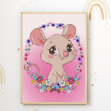 Laden Sie das Bild in den Galerie-Viewer, Maus Blumenkranz Bild DIN A4 Kinderzimmer Wandbild Babyzimmer Poster Dekoration