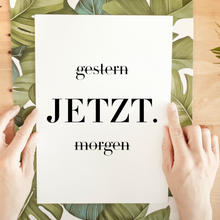 Laden Sie das Bild in den Galerie-Viewer, JETZT Motivation Poster - Wandbild Wohnzimmer Küche Flur Schlafzimmer Zuhause Wanddeko