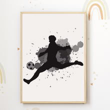 Laden Sie das Bild in den Galerie-Viewer, Jungen Fußball Bilder 3er Set DIN A4 Kinderzimmer Fußballspieler Wandbilder Babyzimmer Poster Dekoration