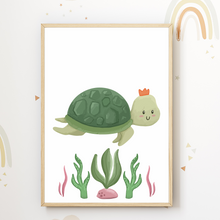 Laden Sie das Bild in den Galerie-Viewer, Meerestiere 6er Set Kinderzimmer Bilder DIN A4 Wandbilder Deko Babyzimmer Poster - Schildkröte Krabbe Wal Fisch Seepferdchen