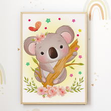 Laden Sie das Bild in den Galerie-Viewer, Niedliche Tiere Bilder 4er Set DIN A4 Kinderzimmer Wandbilder Babyzimmer Poster Dekoration - Koala Giraffe Elefant Tiger