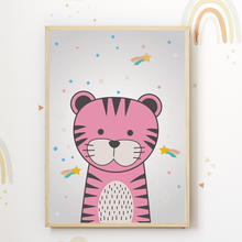 Laden Sie das Bild in den Galerie-Viewer, Rosa Tiere Bilder 3er Set DIN A4 Kinderzimmer Wandbilder Babyzimmer Poster Dekoration Löwe Tiger Fuchs