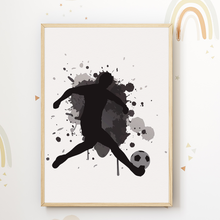 Laden Sie das Bild in den Galerie-Viewer, Jungen Fußball Bilder 3er Set DIN A4 Kinderzimmer Fußballspieler Wandbilder Babyzimmer Poster Dekoration