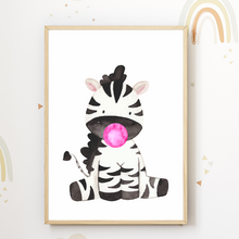 Laden Sie das Bild in den Galerie-Viewer, Niedliche Safari Tiere 6er Set Kinderzimmer Bilder DIN A4 Wandbilder Deko Babyzimmer Poster - Löwe Zebra Tiger Giraffe Nilpferd Elefant