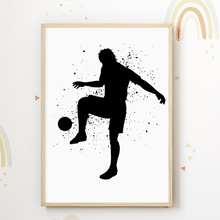 Laden Sie das Bild in den Galerie-Viewer, Jungen Fußballspieler Bilder 3er Set DIN A4 Kinderzimmer Fußballspieler Wandbilder Babyzimmer Poster Dekoration