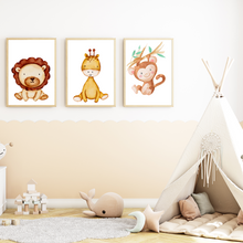 Laden Sie das Bild in den Galerie-Viewer, Safari Tiere Bilder 3er Set DIN A4 Kinderzimmer Wandbilder Babyzimmer Poster Dekoration - Affe Löwe Giraffe