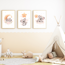 Laden Sie das Bild in den Galerie-Viewer, Koala Mama Bilder 3er Set DIN A4 Kinderzimmer Wandbilder Babyzimmer Poster Dekoration